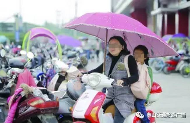 女子骑电瓶车遭刮擦后当街扇女孩耳光，引发社会关注和思考