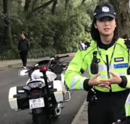 杭州女骑警神似贾静雯