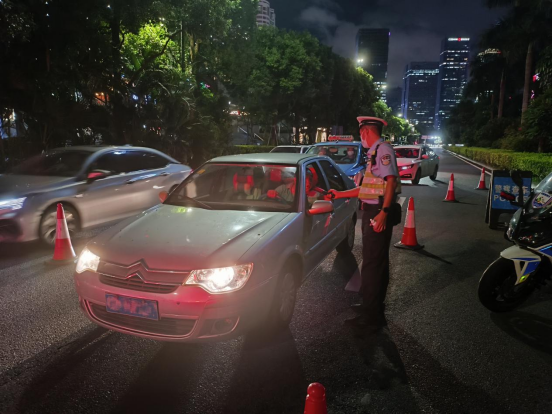 路边车成移动嫖娼点，2人被行拘