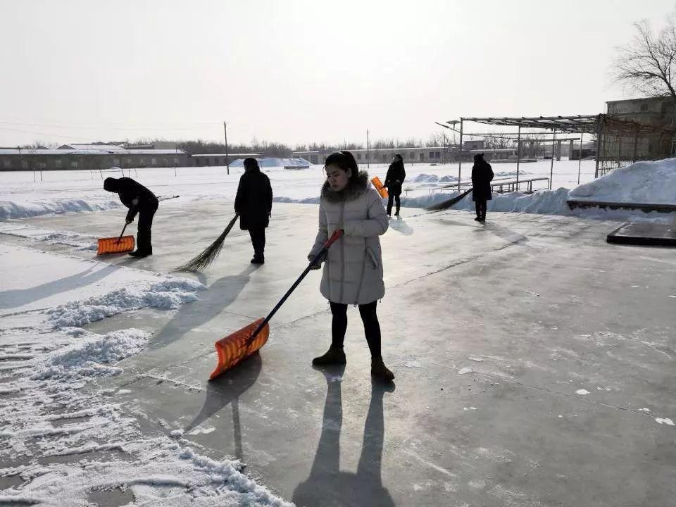 冰雪大世界开园，游客裹棉被排队，冰雪主题公园开园，游客穿着厚重衣物排队，冰雪乐园开园，游客穿着棉袄排队，冰雪天地开园，游客穿着厚衣排队，冰雪世界开园，游客穿着棉被排队