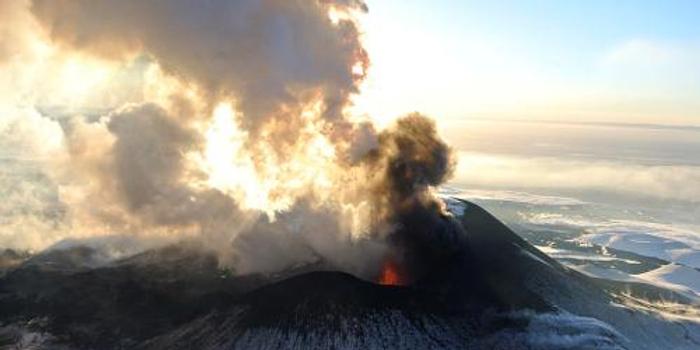 日本火山喷发灰柱高达3400米