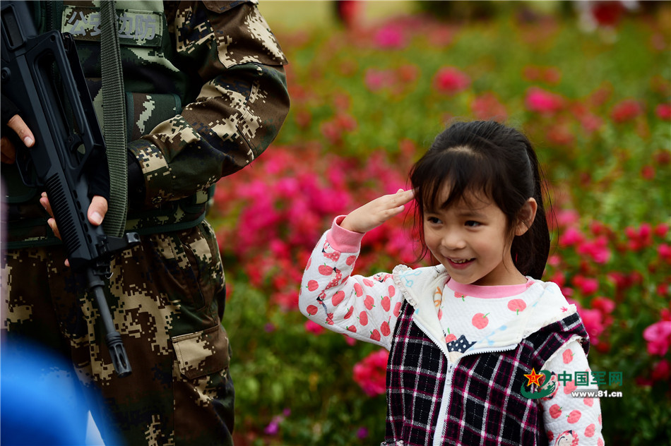 子弟兵拉练返回偶遇小女孩，小女孩向子弟兵敬礼，子弟兵与小女孩的偶遇，小女孩给子弟兵一个惊喜，子弟兵拉练返回被小女孩敬礼