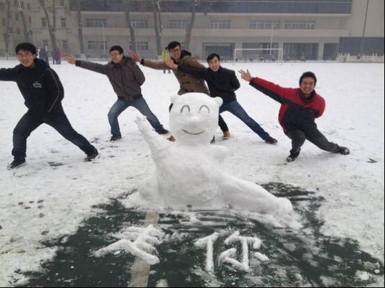 哈尔滨街头空降雪王方阵