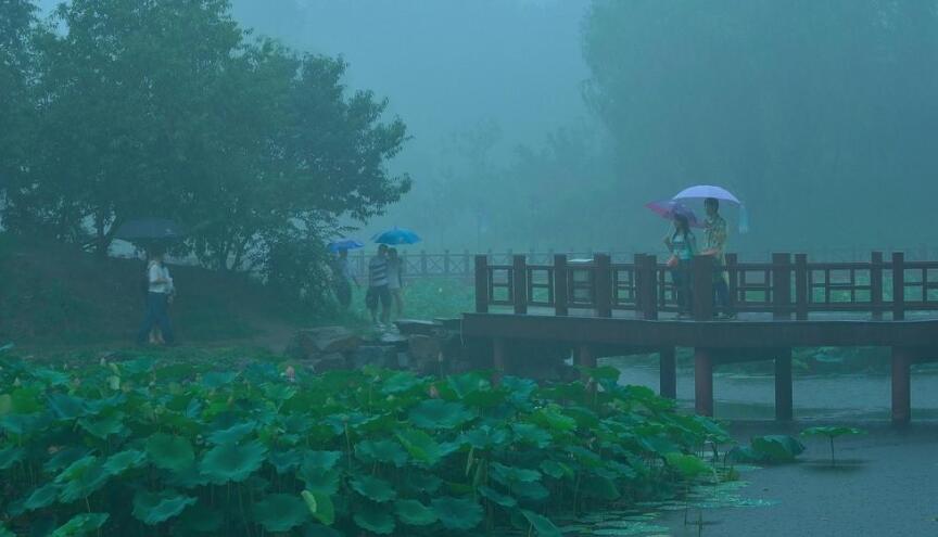 黄昏海滩的浪漫即景